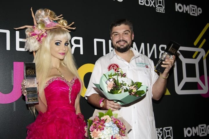 Новый дуэт Русской Барби Тани Тузовой и доктора Шадского завоевывает музыкальный олимп!