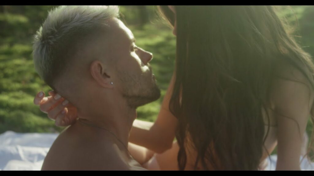 Состоялась премьера нового клипа латвийского певца Маркуса Рива на песню «Пьяная голая»