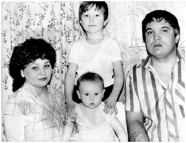 Руслан Юняев с родителями и старшим братом