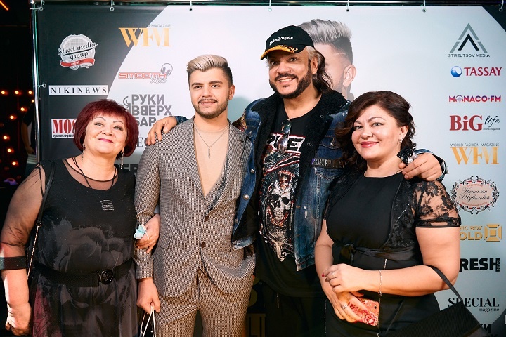 Алексей Стрельцов с семьей и Филиппом Киркоровым